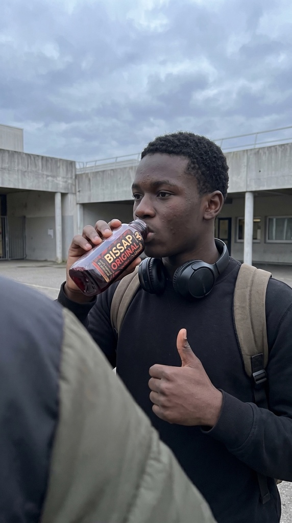 Adolescent afro 19 ans exterieur banlieue bissap Mayagri